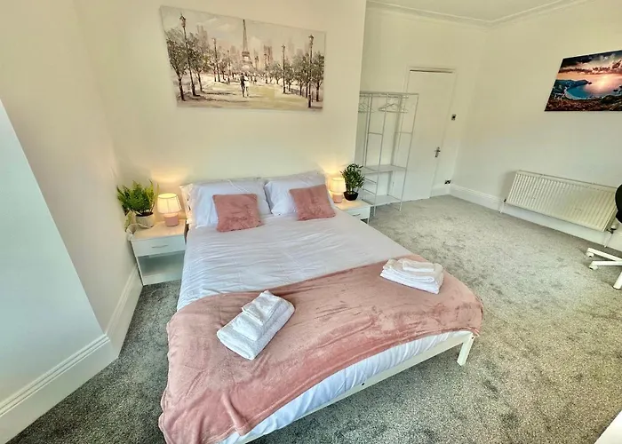 Chic Apartment In Central Bournemouth With Parking