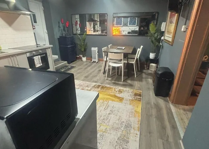 Beach House - Families, Couples, Hot Tub, Parking